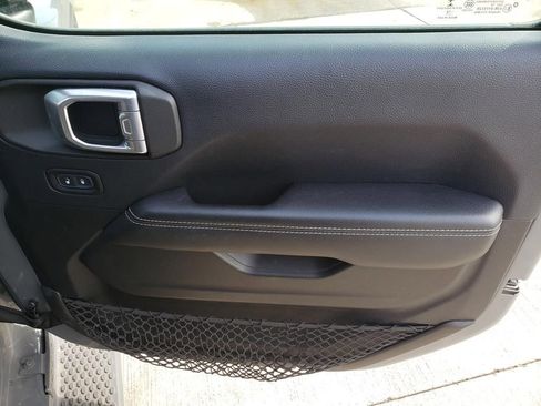 Used 2018 Jeep Wrangler Unlimited Sahara w/ Cold Weather Group image 27