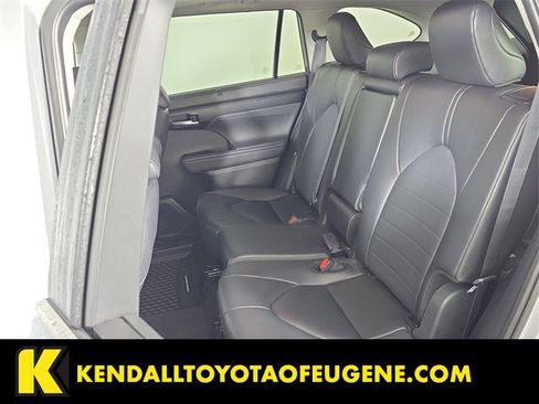 Used 2025 Toyota Highlander XLE image 19