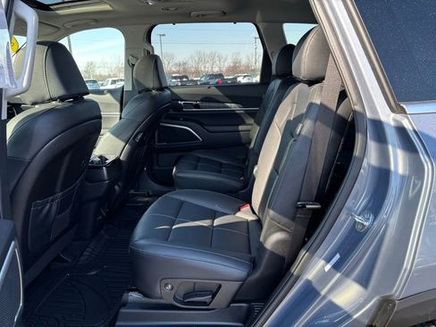 Used 2024 Kia Telluride EX w/ EX Captain's Chair Package image 18
