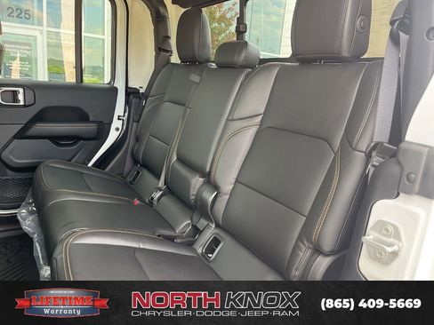 Used 2025 Jeep Gladiator Sport AWD/4WD image 13