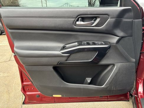 Used 2022 Nissan Pathfinder SV w/ SV Premium Package image 18