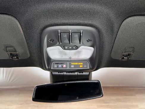 Used 2025 Chevrolet Colorado Z71 w/ Technology Package AWD/4WD image 16