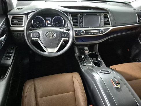 Certified 2018 Toyota Highlander Limited Platinum image 10