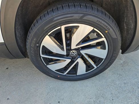 Used 2025 Volkswagen Atlas SE image 28