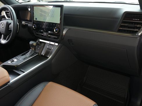 Used 2026 Lexus GX 550 w/ Accessory Package (ZB) image 5