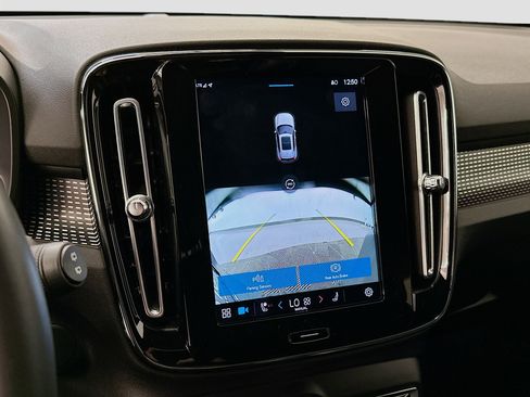Used 2022 Volvo XC40 P8 Recharge Plus image 23
