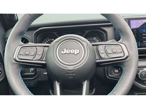 Used 2025 Jeep Wrangler Rubicon w/ Safety Group image 17