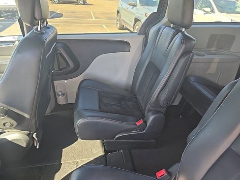 Used 2018 Dodge Grand Caravan SXT image 13