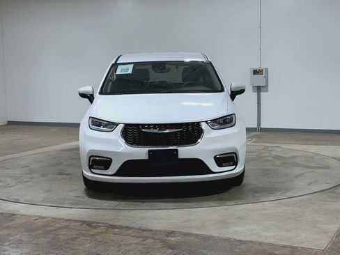 Used 2023 Chrysler Pacifica Touring-L FWD image 3