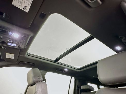 Used 2022 Chevrolet Suburban Z71 w/ Luxury Package image 11