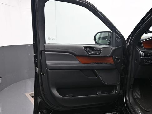 Used 2024 Lincoln Navigator Premiere AWD/4WD image 17