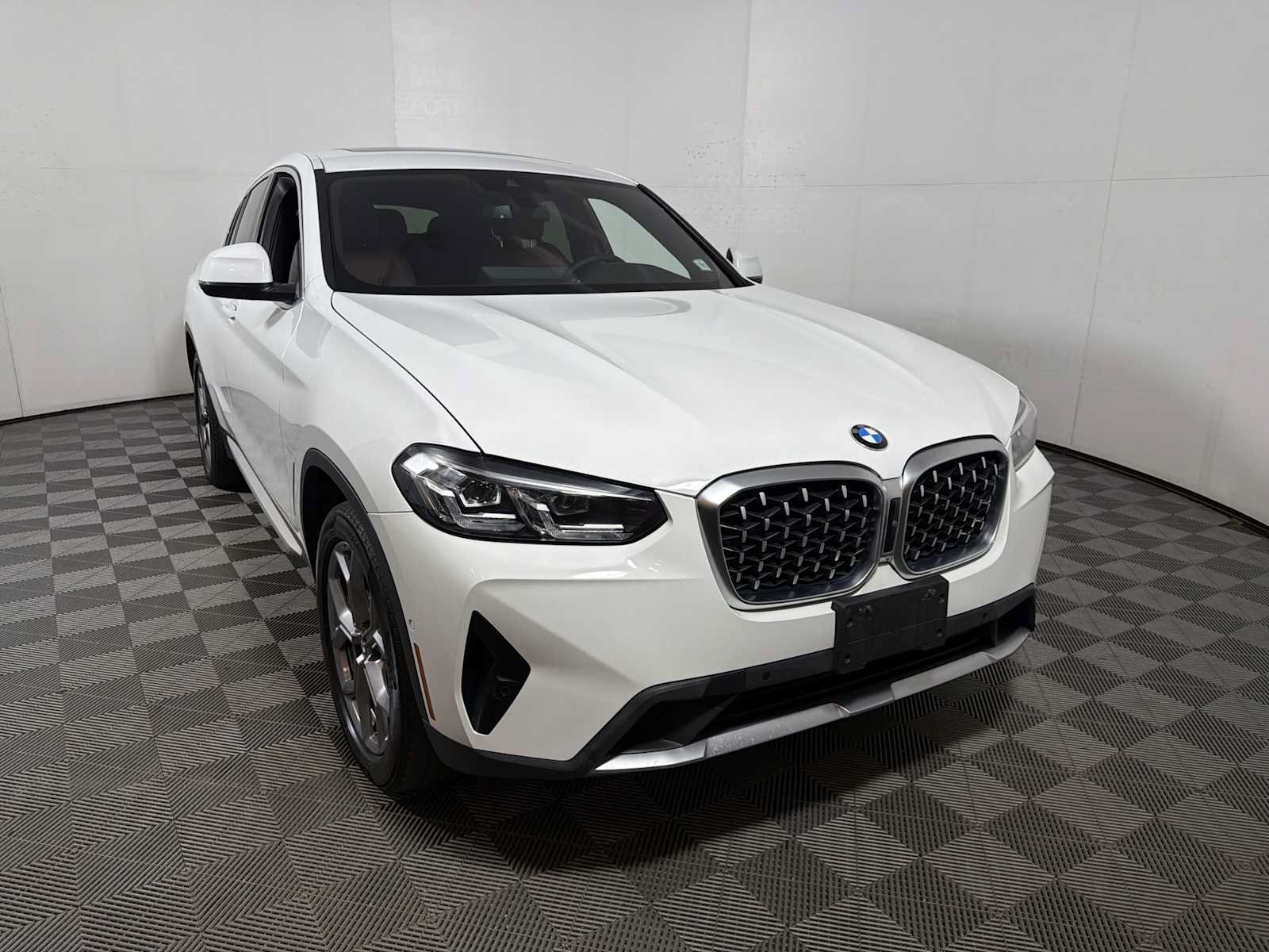 Used 2024 BMW X4 xDrive30i w/ Premium Package AWD/4WD image 2