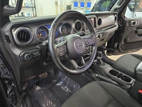 Certified 2022 Jeep Gladiator Overland AWD/4WD image 15