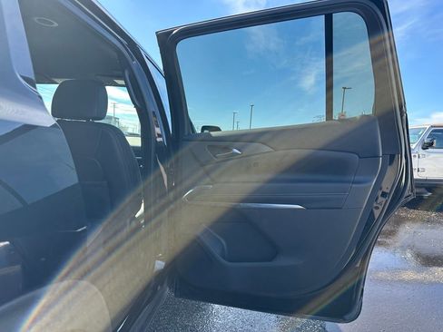 Used 2025 Chevrolet Traverse LT image 16