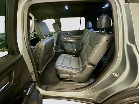Used 2025 Chevrolet Traverse LT image 29