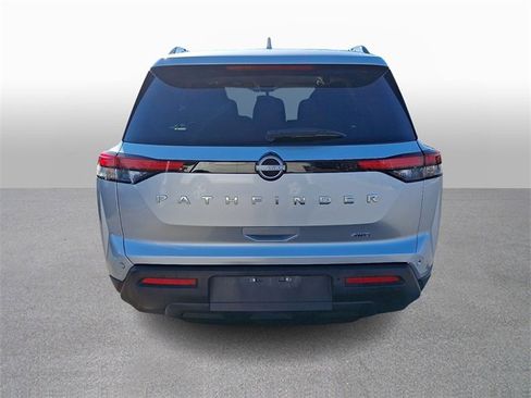 Used 2025 Nissan Pathfinder SV image 4
