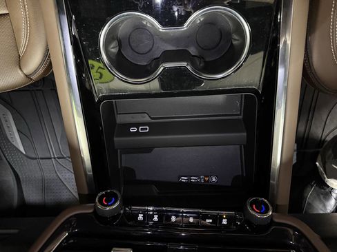 Used 2025 Chevrolet Suburban High Country image 20