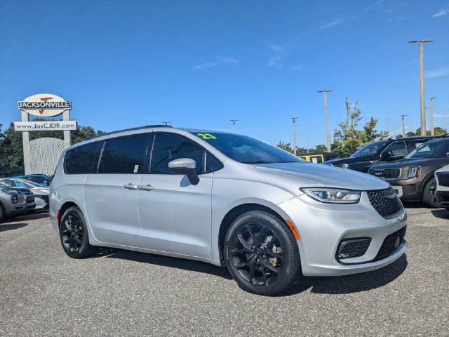 Used 2023 Chrysler Pacifica Touring-L w/ S Appearance Package FWD image 2