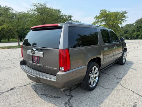 Used 2013 Cadillac Escalade ESV Luxury AWD/4WD image 5