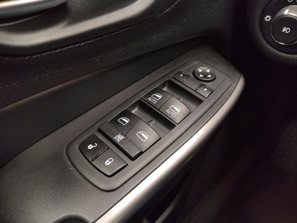Used 2020 Jeep Cherokee Latitude Plus w/ Comfort/Convenience Group AWD/4WD image 27