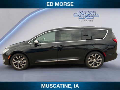 Used 2017 Chrysler Pacifica Limited image 2