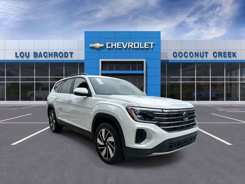 Used 2025 Volkswagen Atlas SE image 2