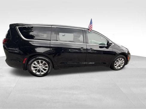 Used 2026 Chrysler Pacifica Limited FWD image 9