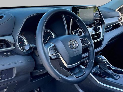 Used 2022 Toyota Highlander XLE FWD image 16