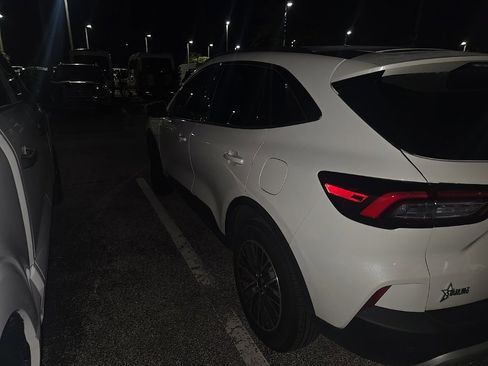 Used 2024 Ford Escape SE image 5