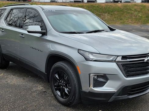 Used 2023 Chevrolet Traverse LT image 2