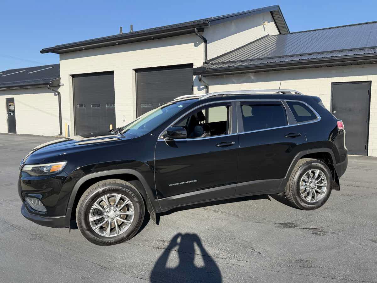 Used 2019 Jeep Cherokee Latitude Plus AWD/4WD image 2