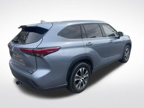 Used 2022 Toyota Highlander XLE image 6