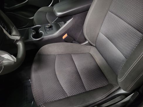 Used 2024 GMC Terrain SLE image 18