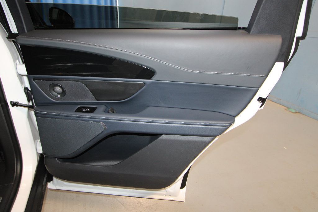 Used 2025 Lincoln Nautilus Reserve AWD/4WD image 31