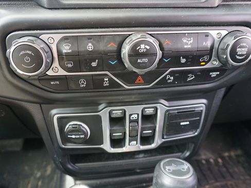 Used 2018 Jeep Wrangler Unlimited Sahara image 14