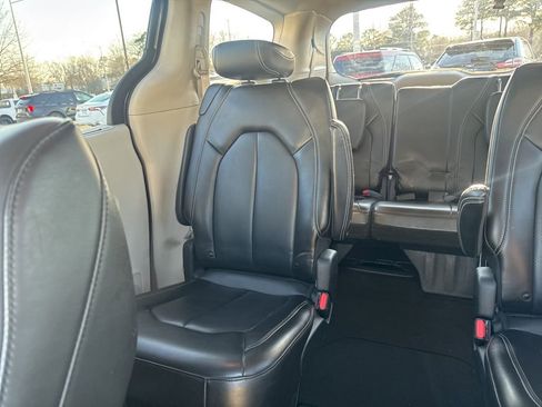 Used 2023 Chrysler Pacifica Touring-L image 12