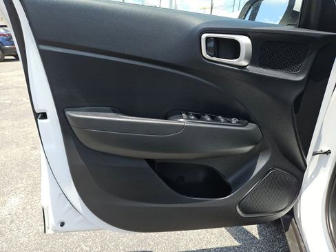 Used 2025 Hyundai Venue SEL FWD image 14
