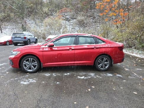 Used 2024 Volkswagen Jetta SE image 2