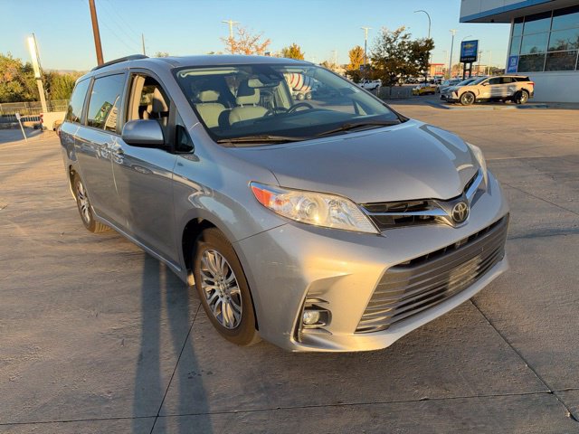 Used 2018 Toyota Sienna XLE FWD image 3