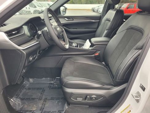 New 2026 Jeep Grand Cherokee Altitude image 4