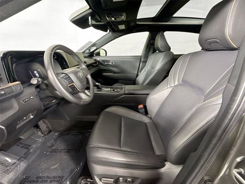 Used 2023 Toyota Crown Limited image 3