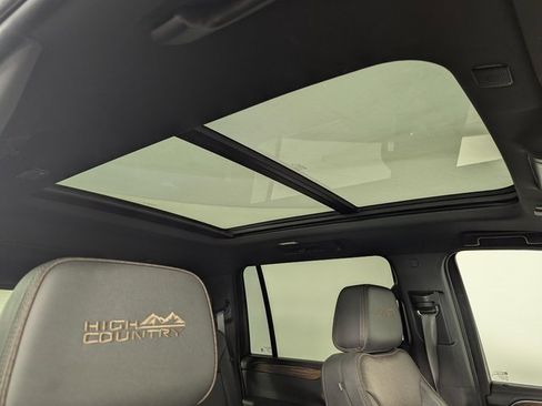 Used 2023 Chevrolet Suburban High Country image 31