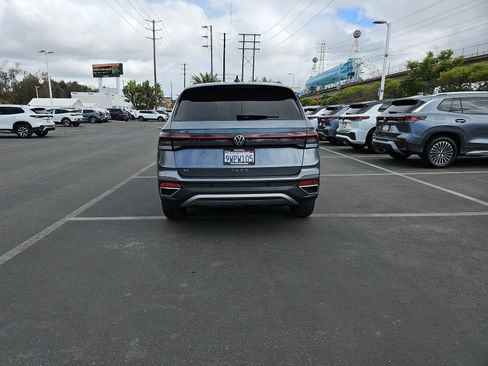 Used 2025 Volkswagen Taos SE w/ Panoramic Sunroof Package FWD image 6