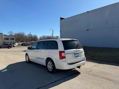 Used 2013 Chrysler Town & Country Touring image 5