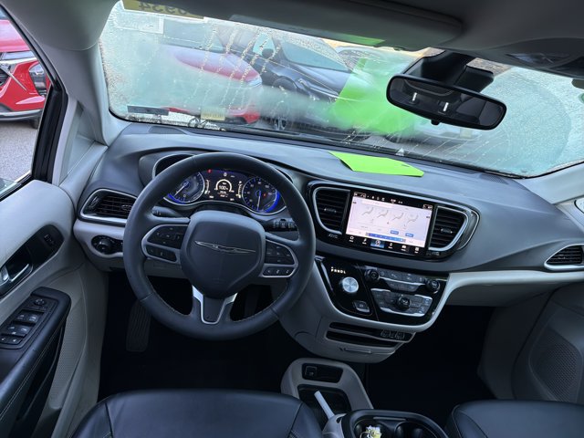 Used 2024 Chrysler Pacifica Touring-L FWD image 13