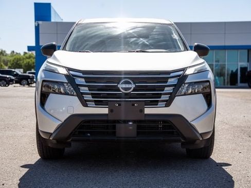 Used 2024 Nissan Rogue S AWD/4WD image 2
