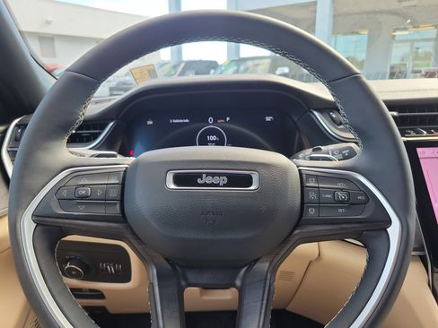 Used 2025 Jeep Grand Cherokee L Limited image 17