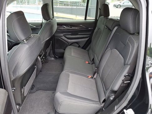 Used 2023 Jeep Grand Cherokee Laredo image 10