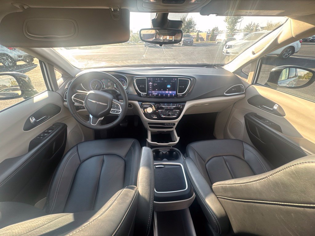 Used 2024 Chrysler Pacifica Touring-L FWD image 3