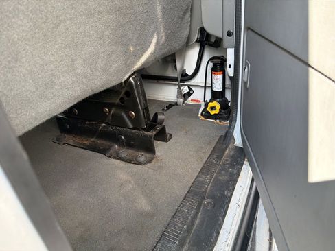 Used 2010 Ford E-350 and Econoline 350 XLT image 12